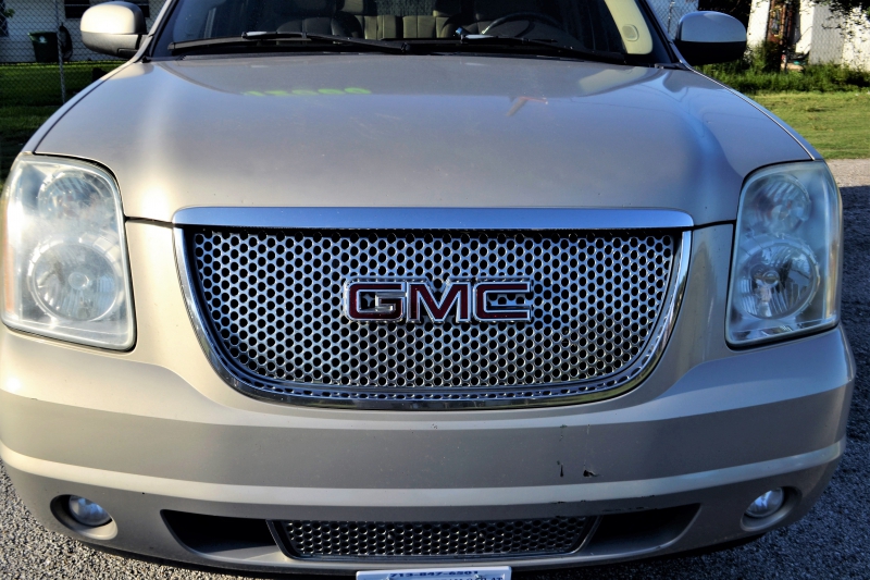 concession-moto-HYERES-min_gmc-yukon-truck-grill-2828425